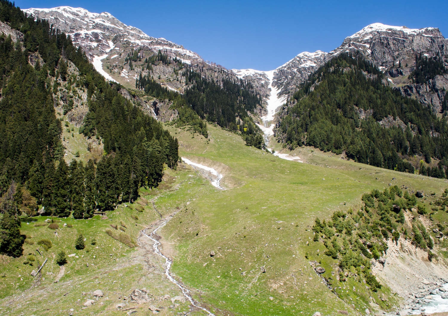 lidder-valley-between-aru-and-lidderwat